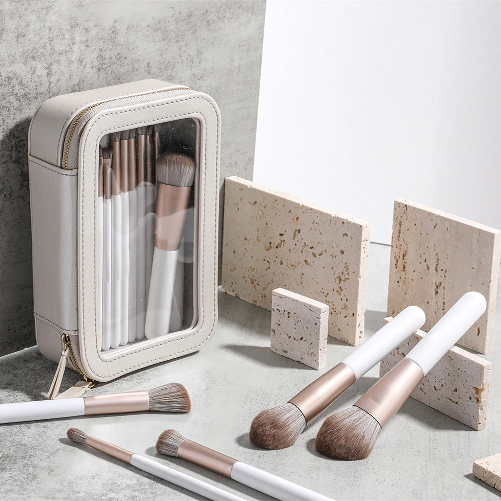 2022 High Quality 18 Pieces Luxury Wooden Handle Wholesale Custom Logo White Eyeshadow Blush Powder Vegan Makeup Brush Set