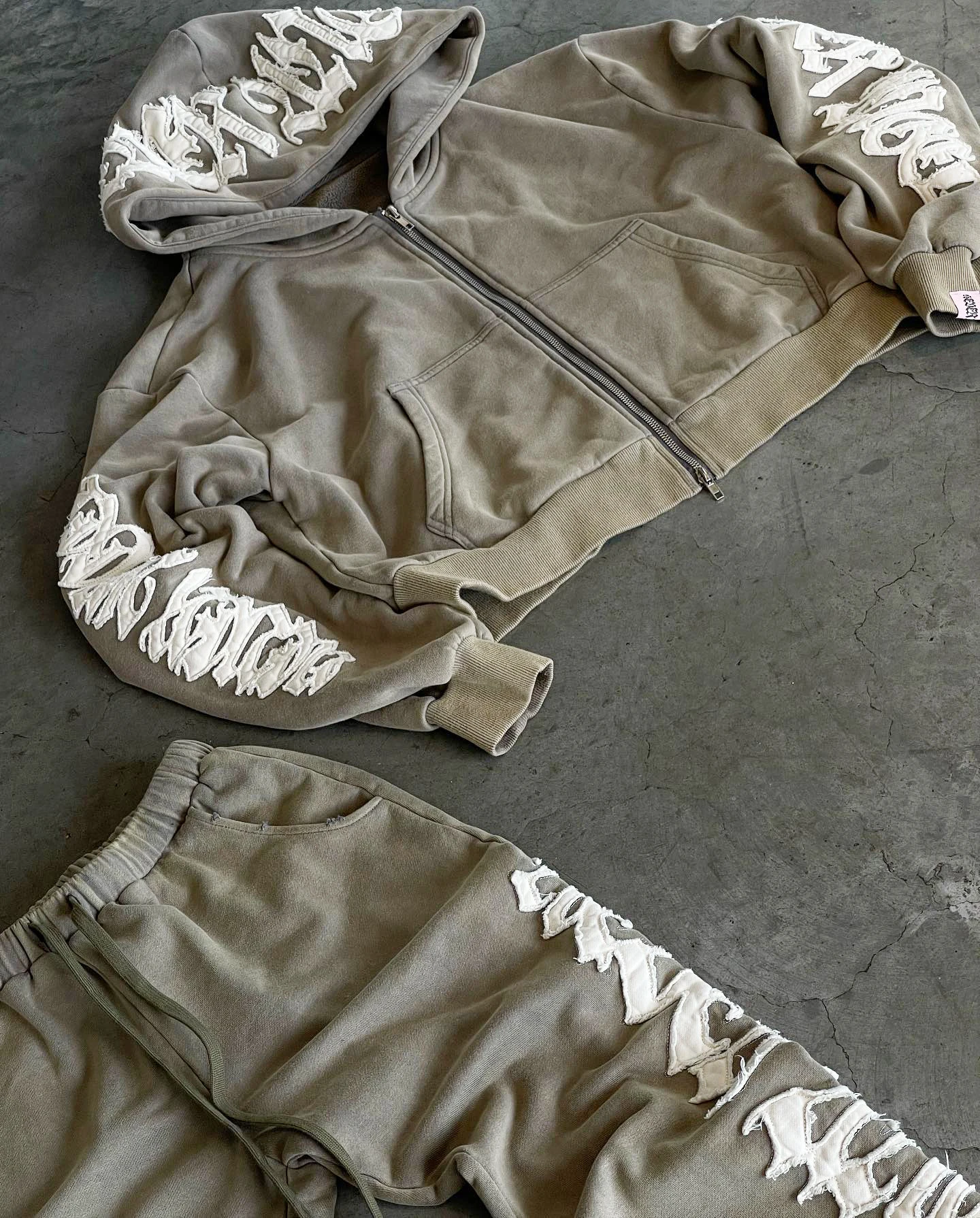 Chinese Clothing Manufacturers Custom Premium Embroidery Logo Mens 400 Gsm Army Green Set Tracksuit For Customs Men Clothes