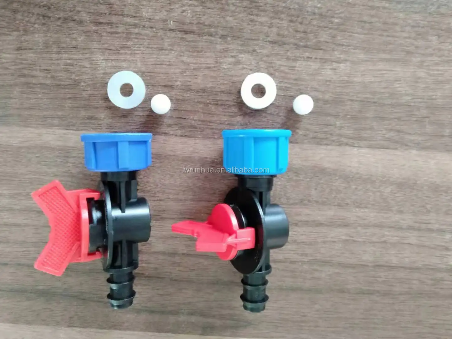 Garden fertilizer device, a set for venturi fertilizer device with hose and vale, adjustable