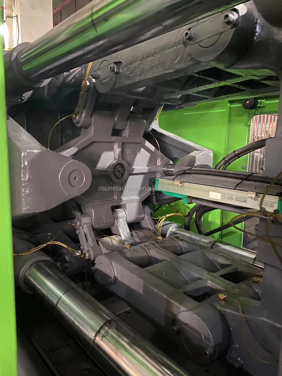 WELLTEC 320SeII  320 ton cheap price used injection molding machine plastic machine for making crisper fresh keeping box