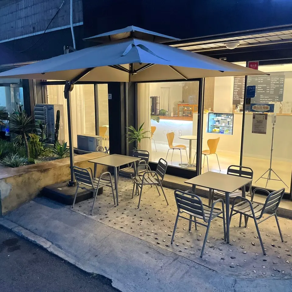 Aluminum Furniture Large Right Cantilever Outdoor Tilting Garden Patio Umbrella With Led Solar Panel