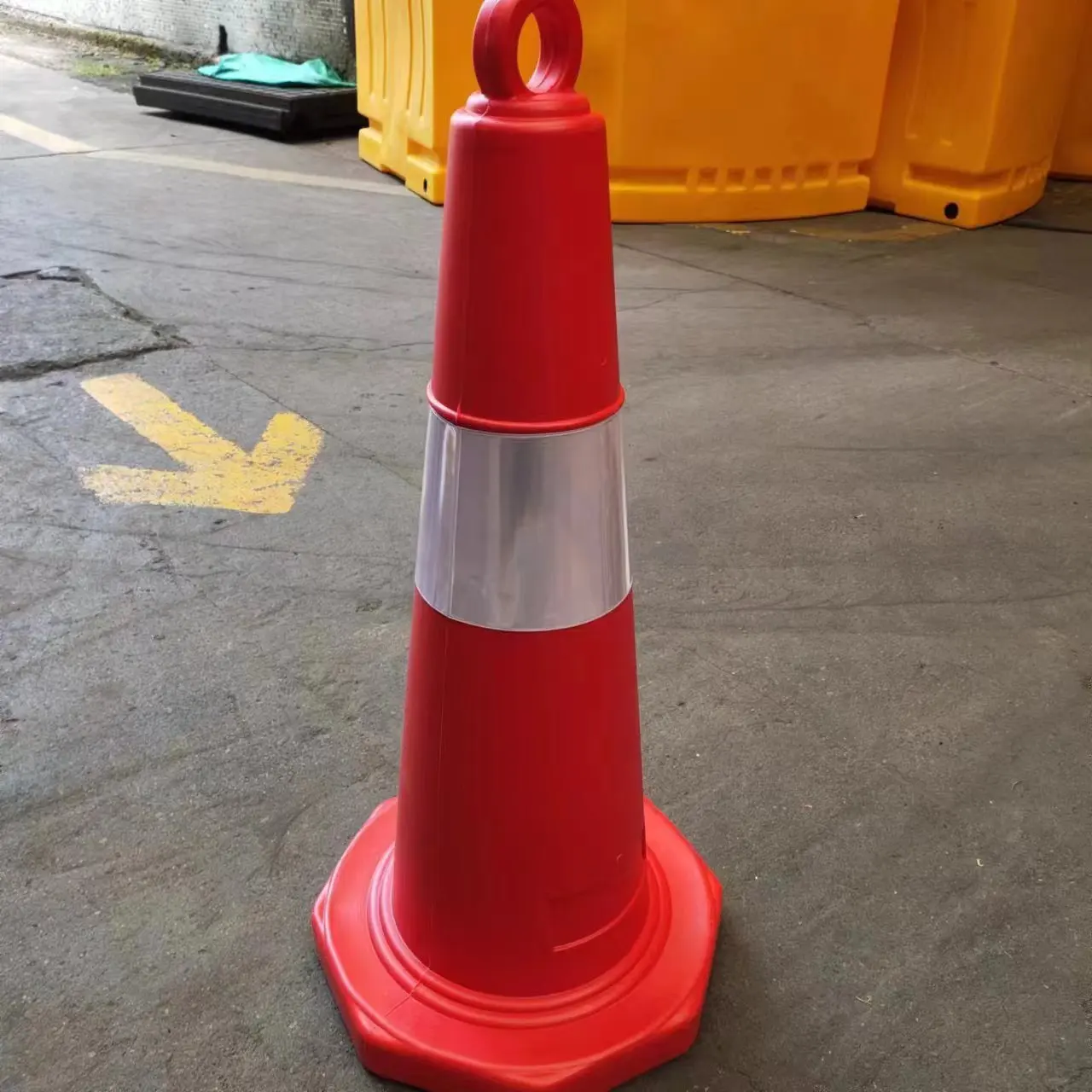 Traffic cone Can be filled with sand to add weight  with Lifting Ring  75cm PE Traffic Cone