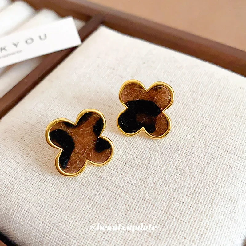 Женские серьги с леопардовым принтом