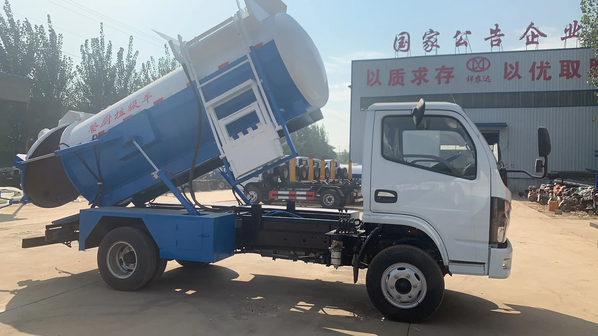 Customizable kitchen waste truck with circular highefficiency suction tank and a large capacity of 3 cubic meters for processing