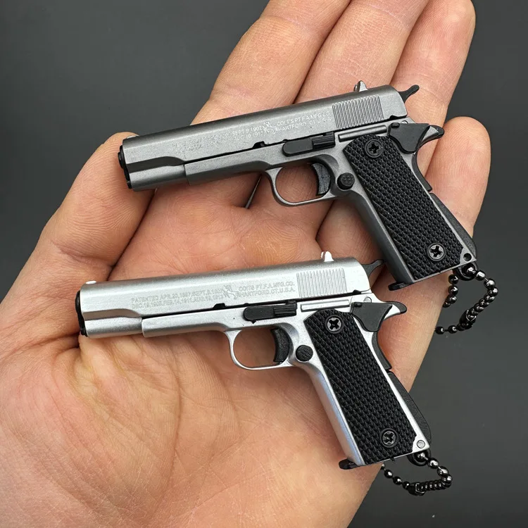 Metal Mold Mini Keychain Gun Toy Birthday Gifts 1:3 Metal Pistol Toy Gun Miniature Model Beretta 92F Keychain gun model
