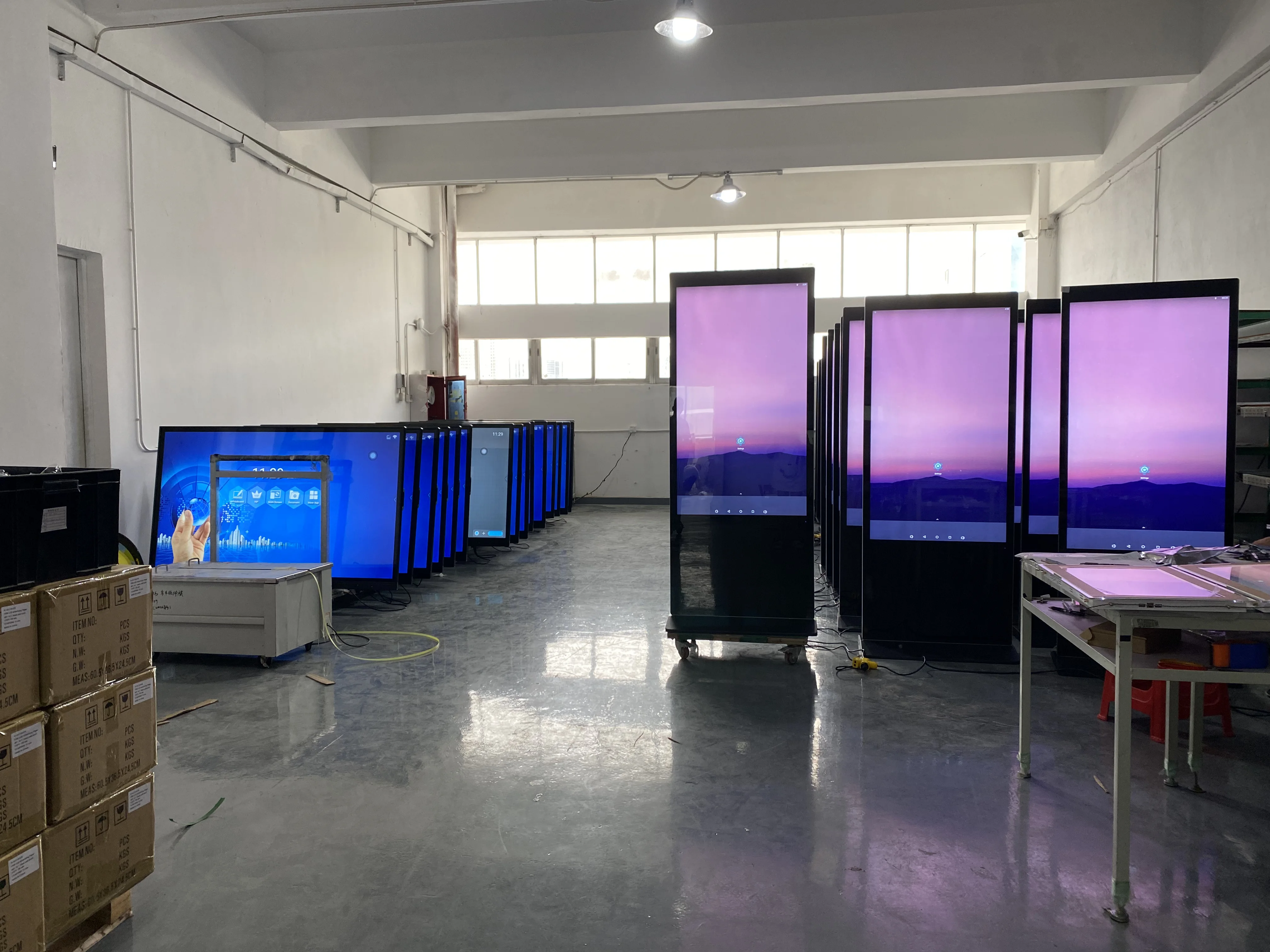 Вертикальный 55 дюймовый комнатный интерактивный Digital Signage Тотем ЖК-телевизор сенсорных экранов киоск рекламы дисплей для