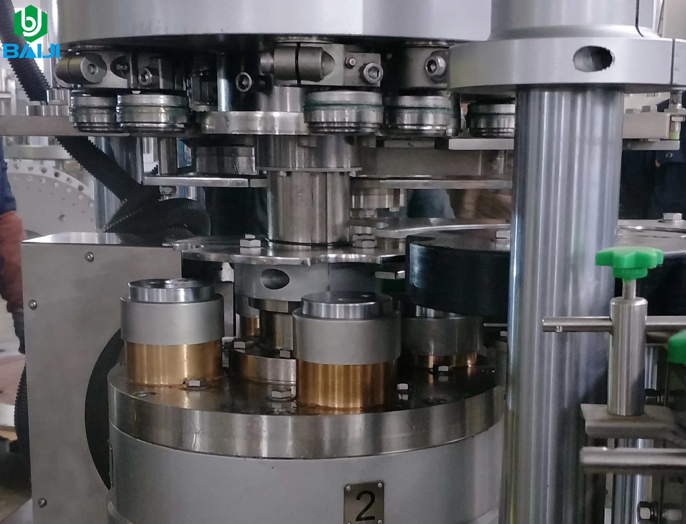 Complete aluminum can carbonated soft drink beer beverage filling sealing canning machine production line