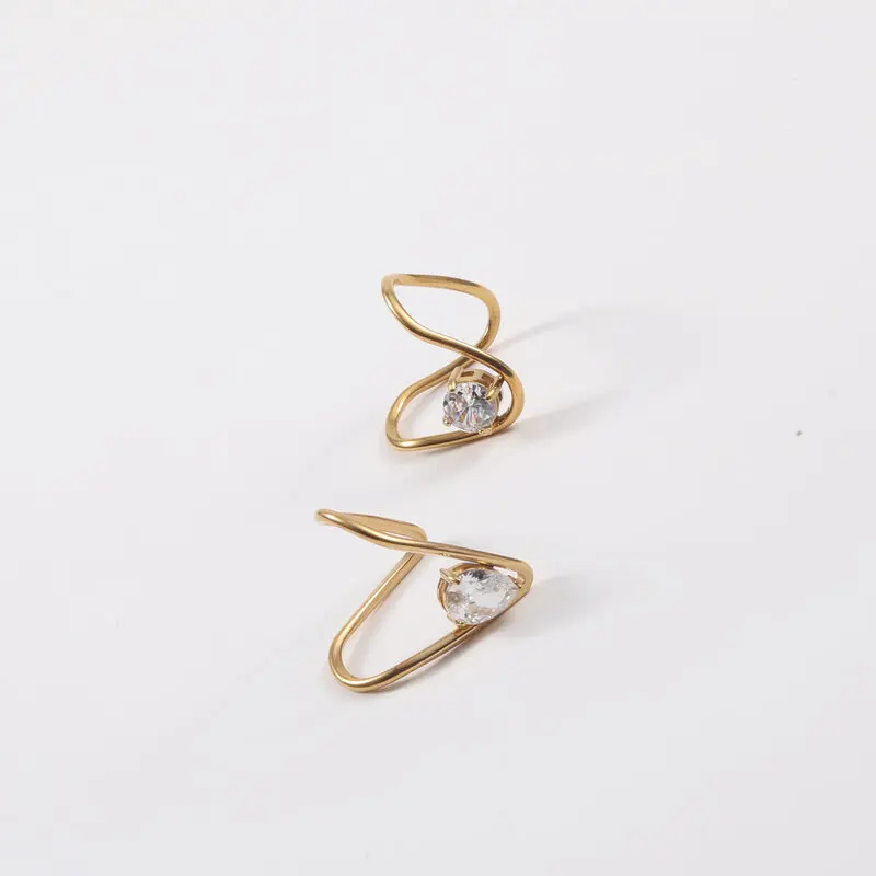 Elegant and Bold Fashion Ring with Naked Diamond and 18K Gold Coating