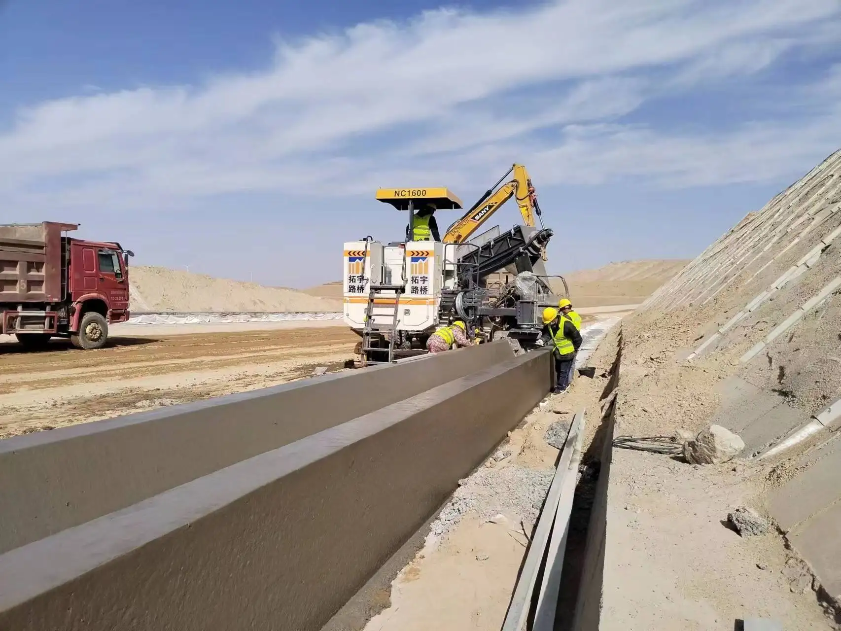 NC1600 Concrete Curb & Gutter Machine slip form paver Concrete Paving With 3D Stringless Guidance