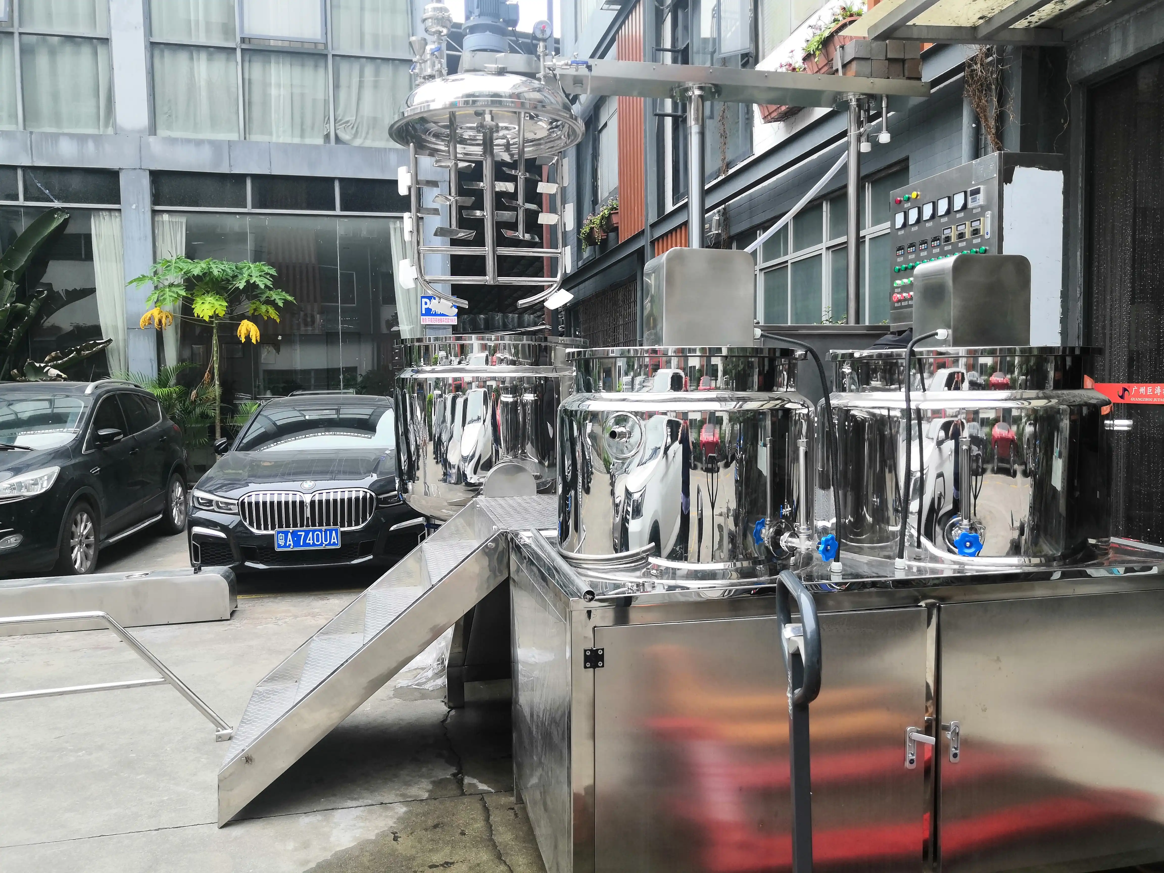 Hydraulic Lifting Vacuum Emulsifying Mixer 500L Capacity SUS314