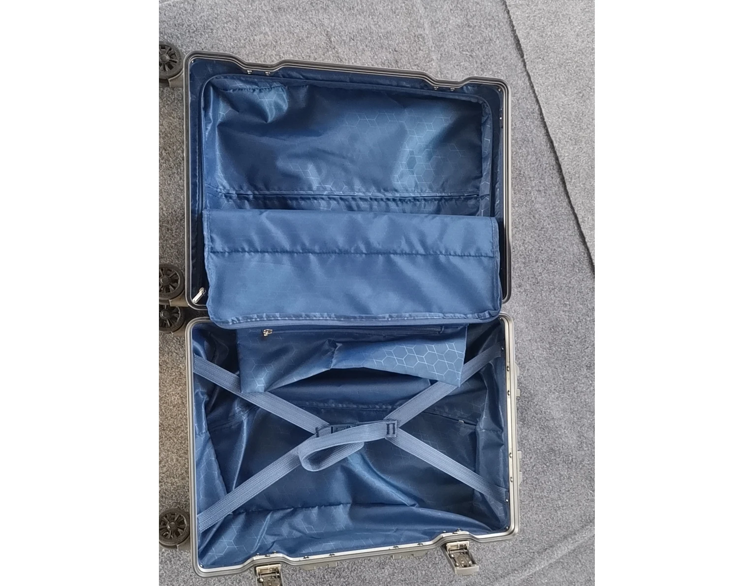 
Customized PC hard New Mold Trolley Case hard shell Cabin travel suitcase luggage set trolley Bag Aluminum Frame Luggage 