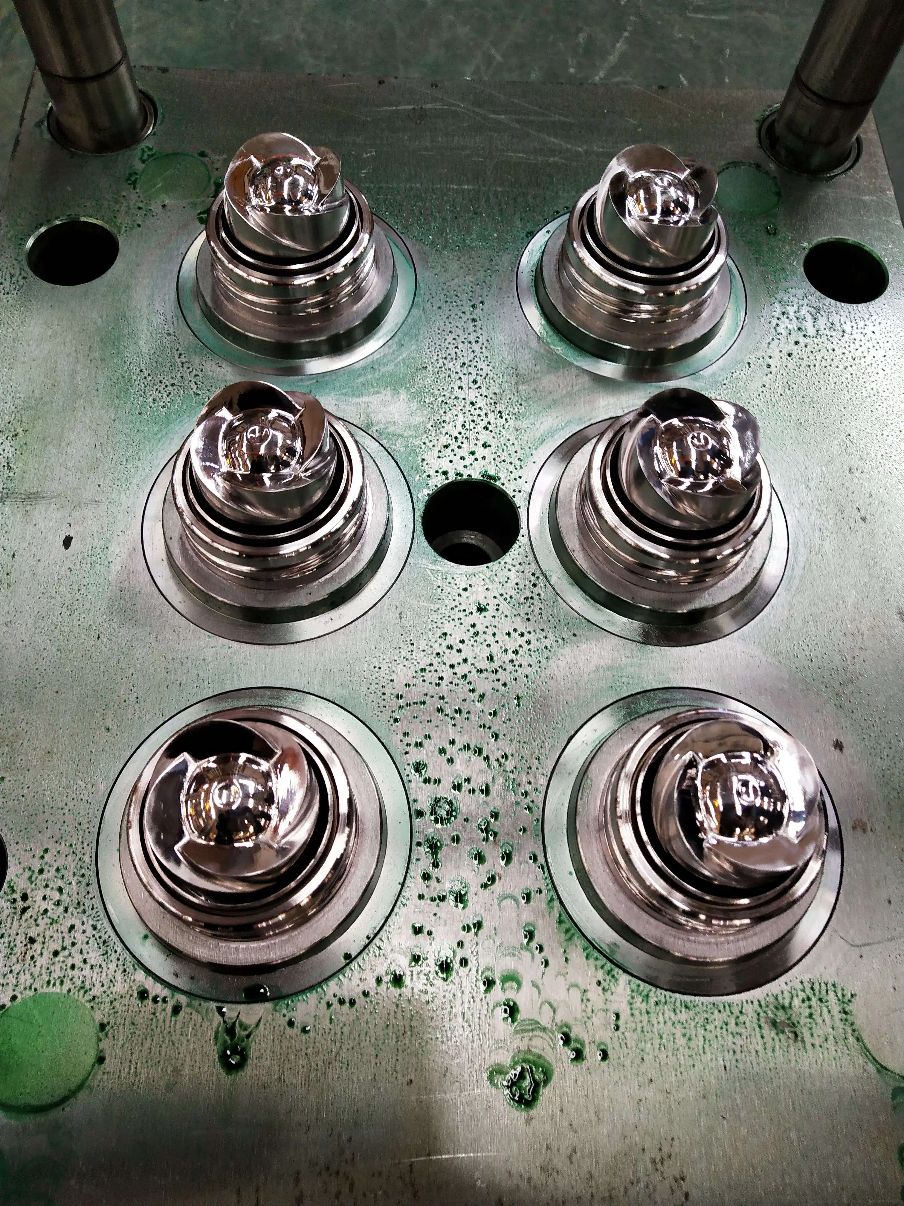 Professional manufacture cheap plastic injection mineral water bottle mould flip top cap lids mold