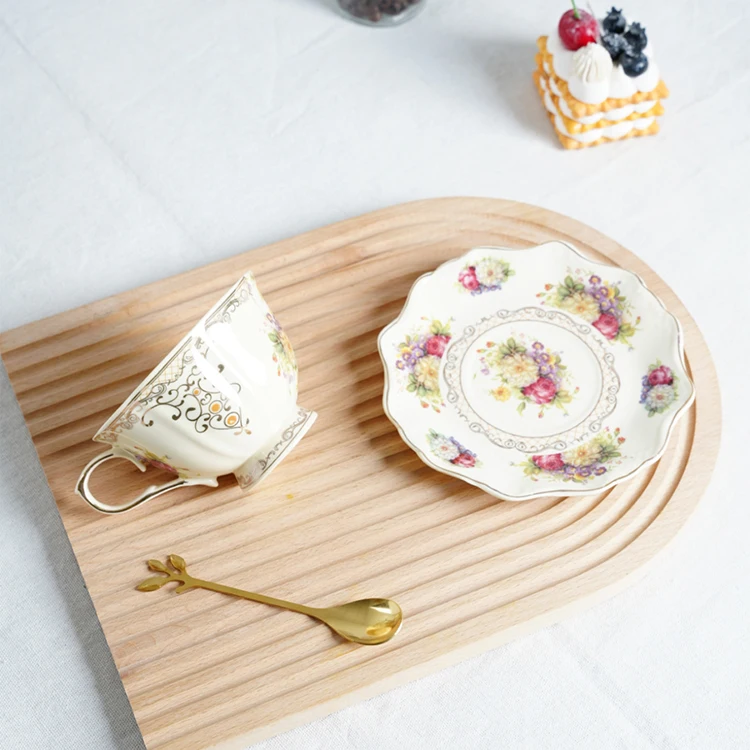 Набор керамических чашек для кофе с золотыми цветами