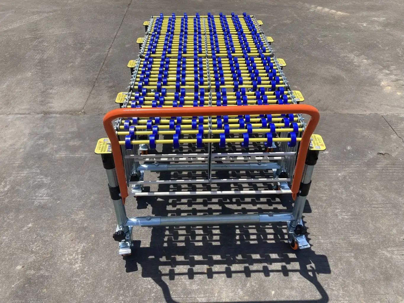 Unpowered loading and unloading Skate wheel gravity roller conveyor line