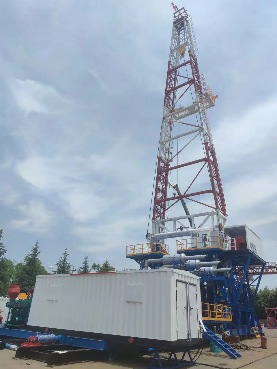 Стандартная буровая установка для бурения нефтяных скважин 5000 м мощностью 1500 л.с.