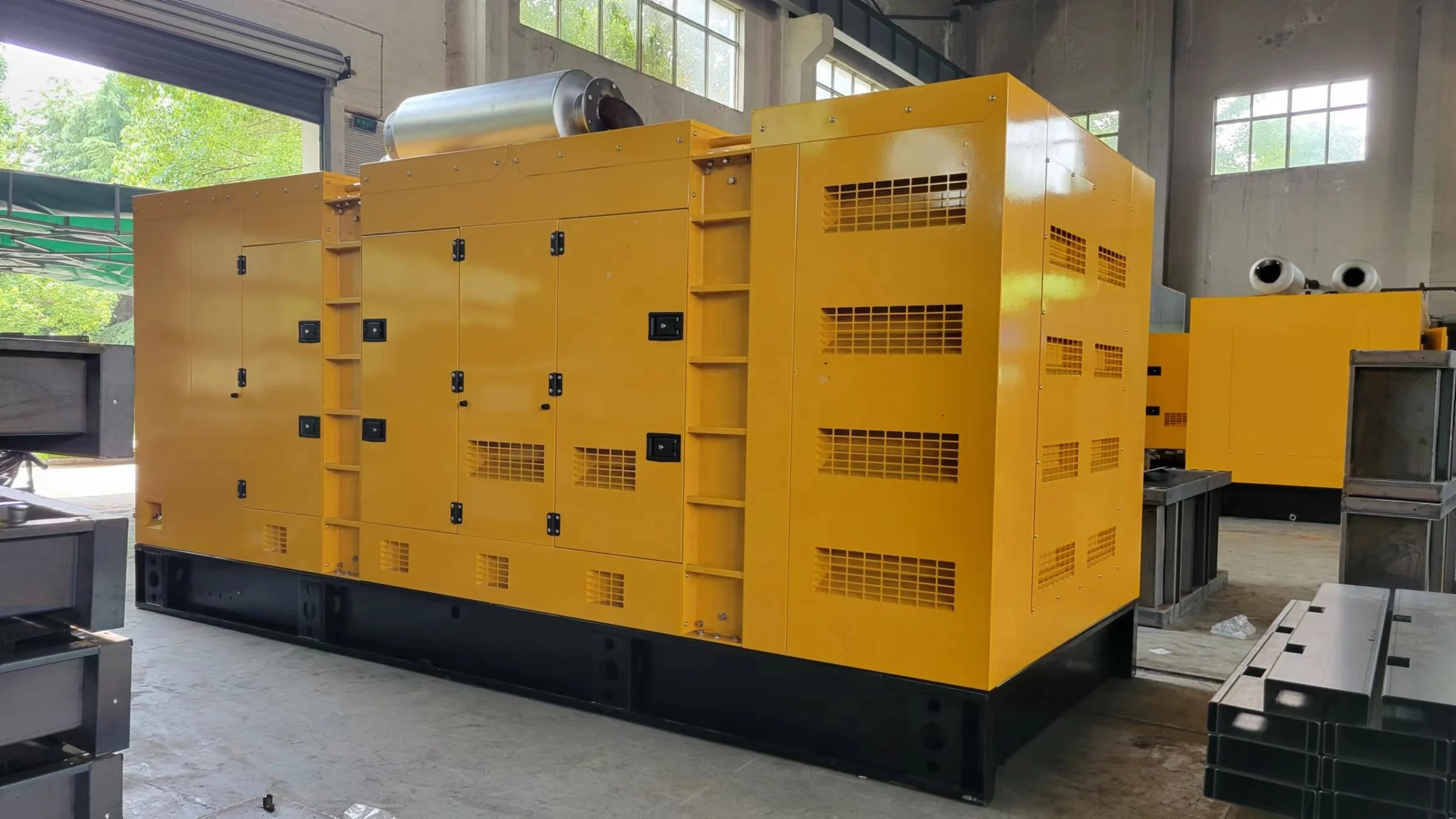 Powered by Cummins engine KTA38-G2 silent type 600kw 750kva diesel generator set