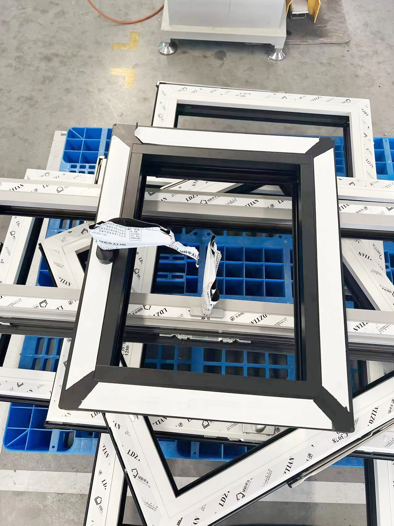 LVDUN High Quality Energy Saving Residential Window High-tech Glass Door Windows