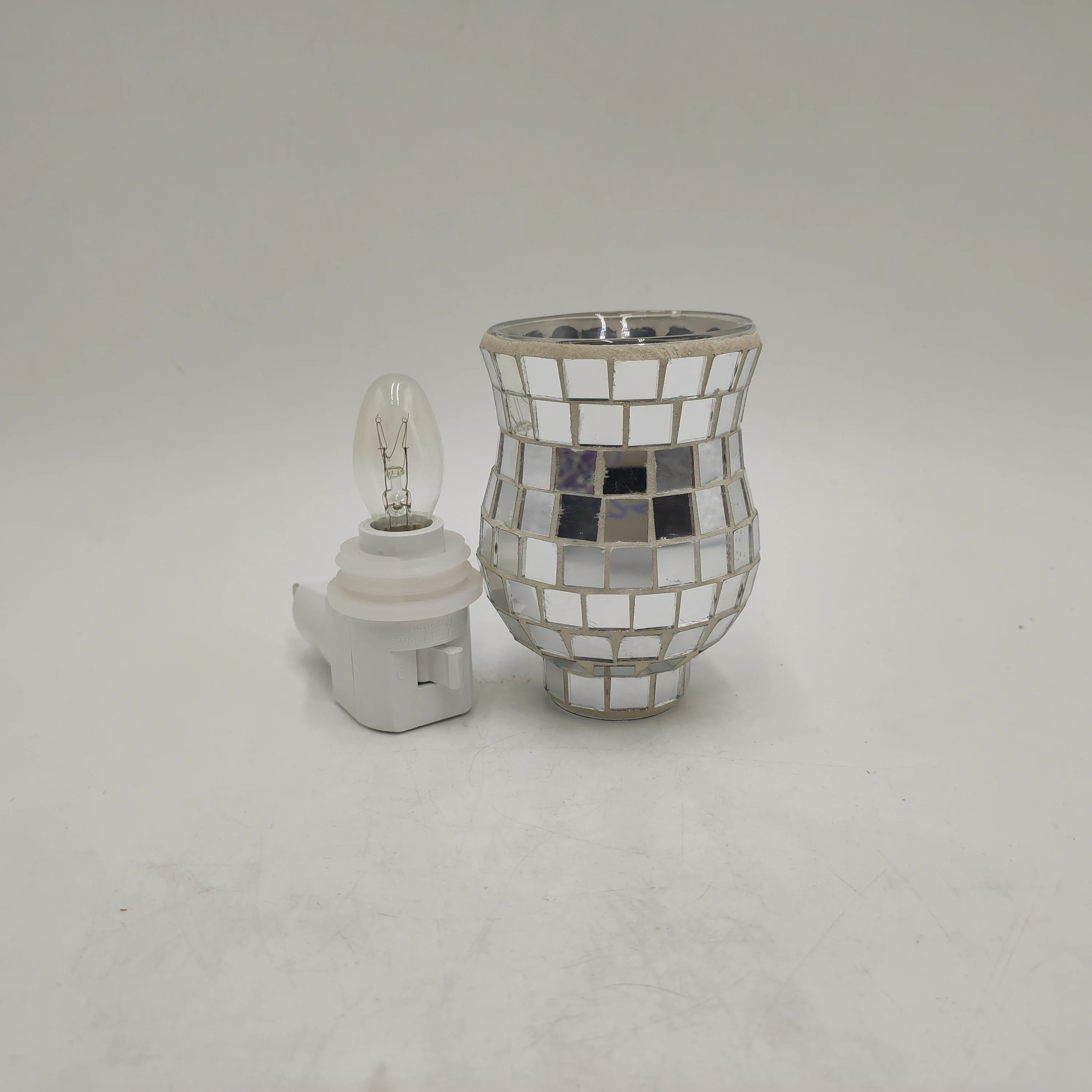 High Quality Modern Family Life Fragrance Electric Candle Warmer Wholesale Ceramic Wax Warmer Night Light Plug Standard