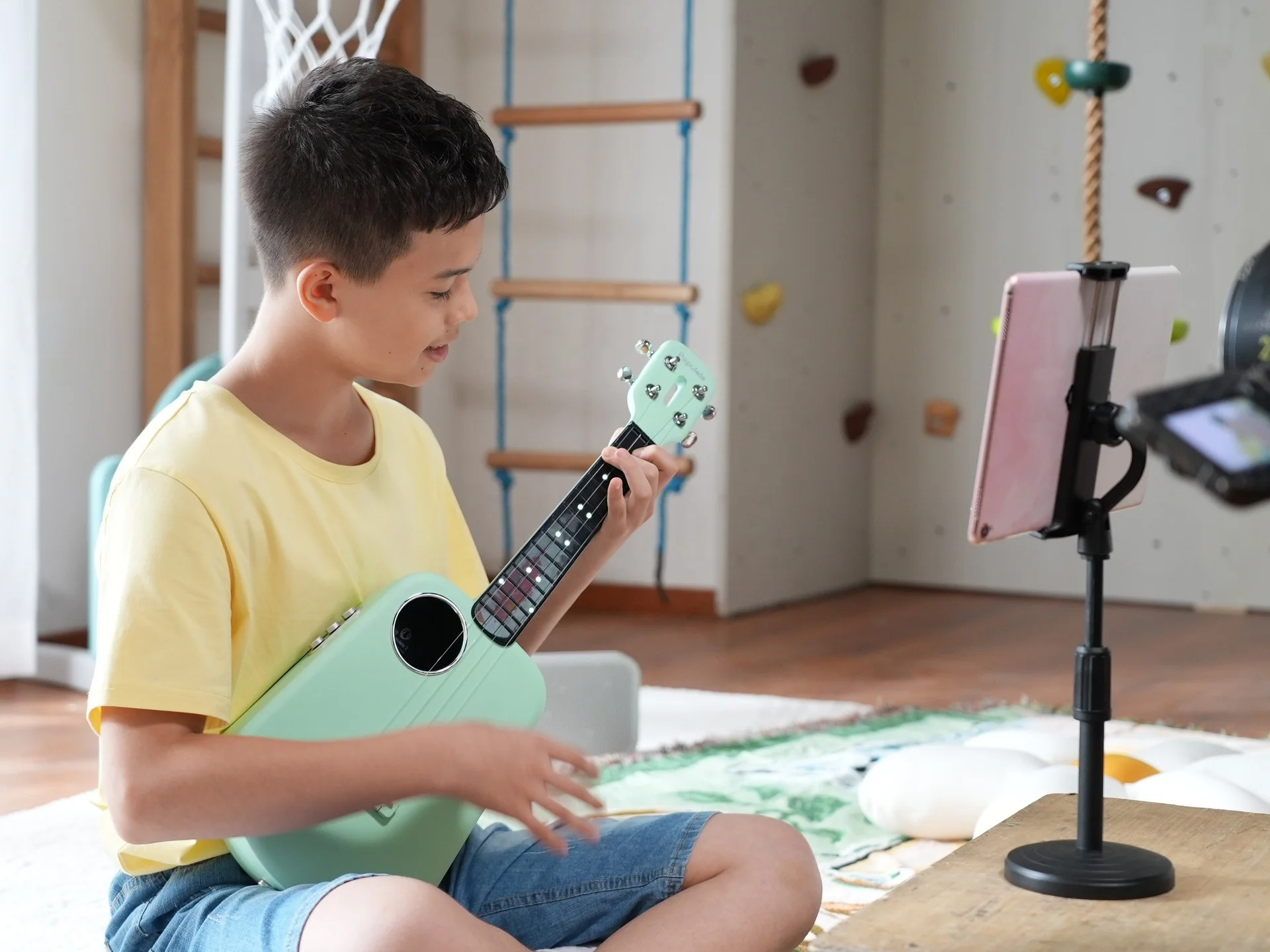 China Portable Beginner 23inch Carbon Strings Smart Intelligent  Ukulele