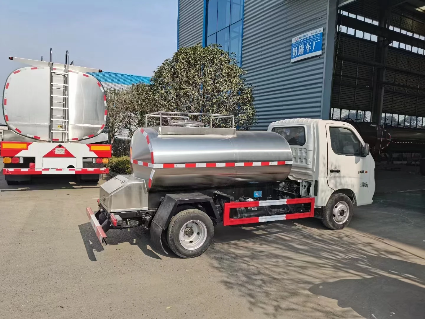 mini 1300liters Stainless steel milk tanker transport truck