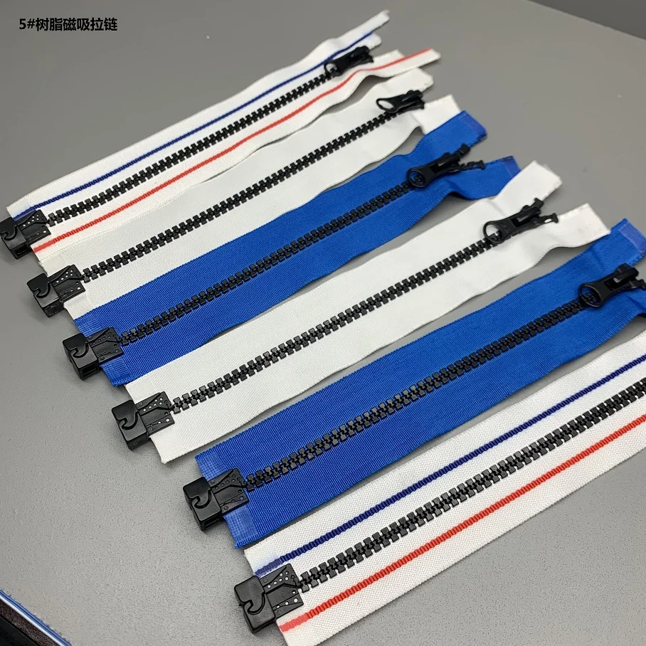 Magnetic zipper  for easy starting or single handed use