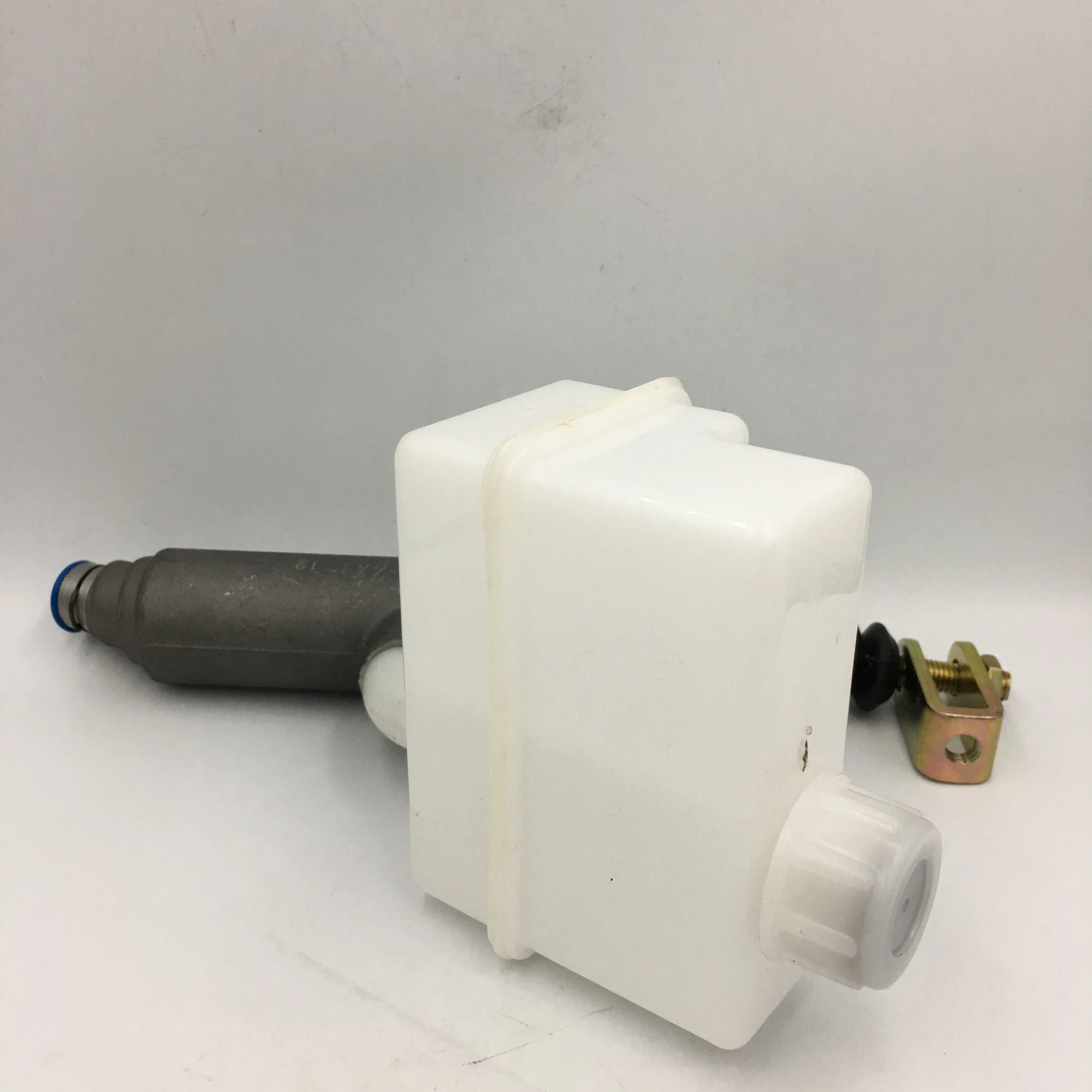 Hot selling high quality truck accessories clutch master pump suitable model DELONG M3000