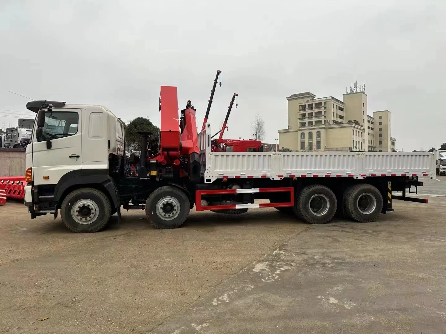 8x4 HINO brand  16 tons truck with Palfinger crane