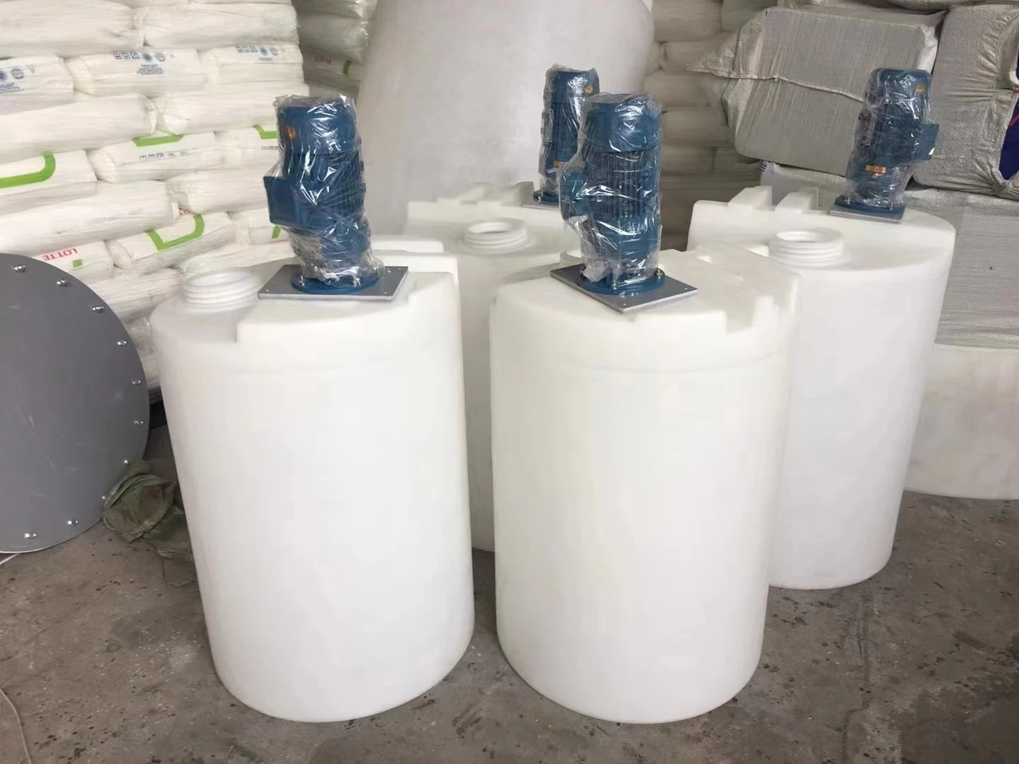 Plastic conical bottom dosing storage tank	mixing tank with agitator