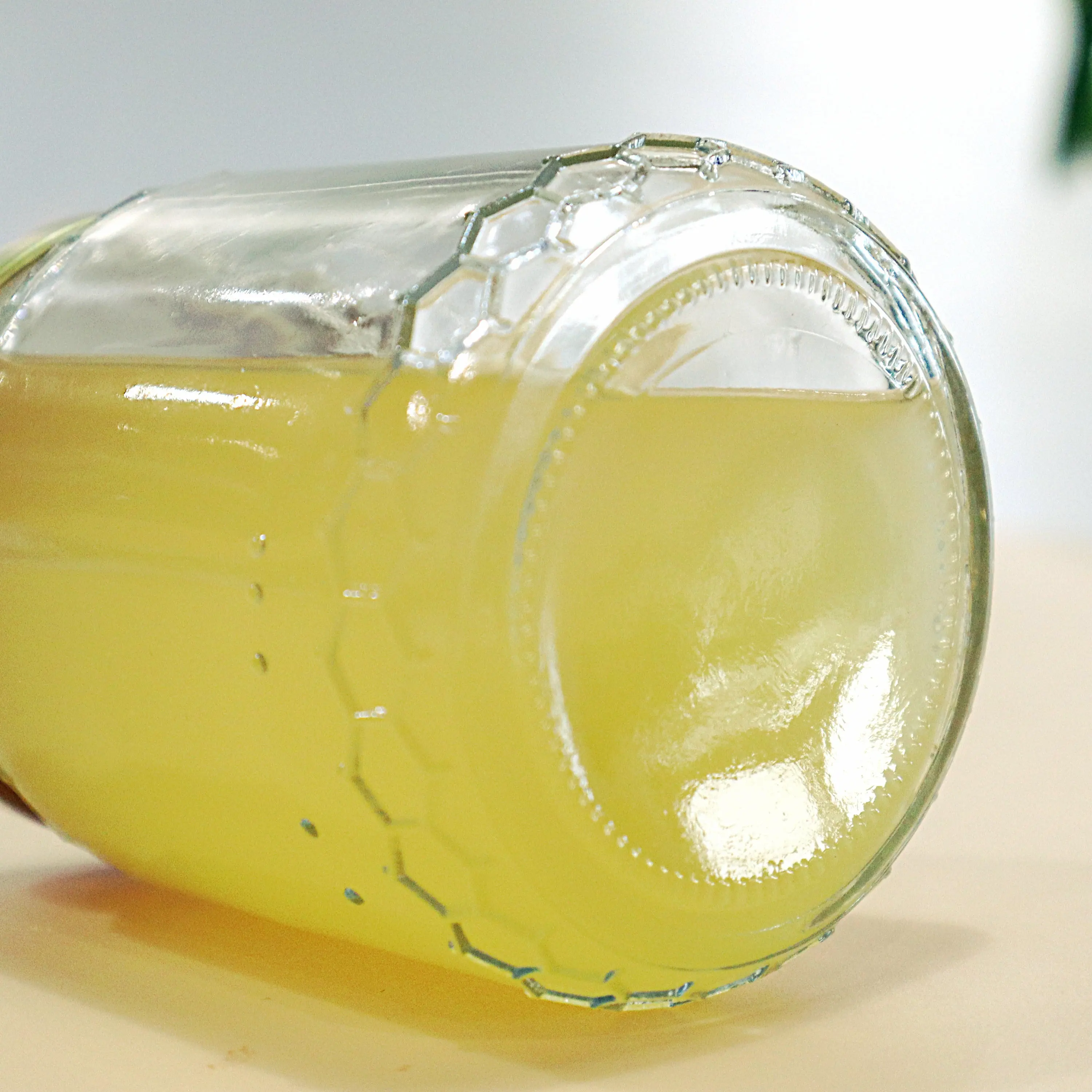 Hot Sale Factory Direct Customized Beautiful Design Flint Glass Honey Jar with Various Color Metal Cap