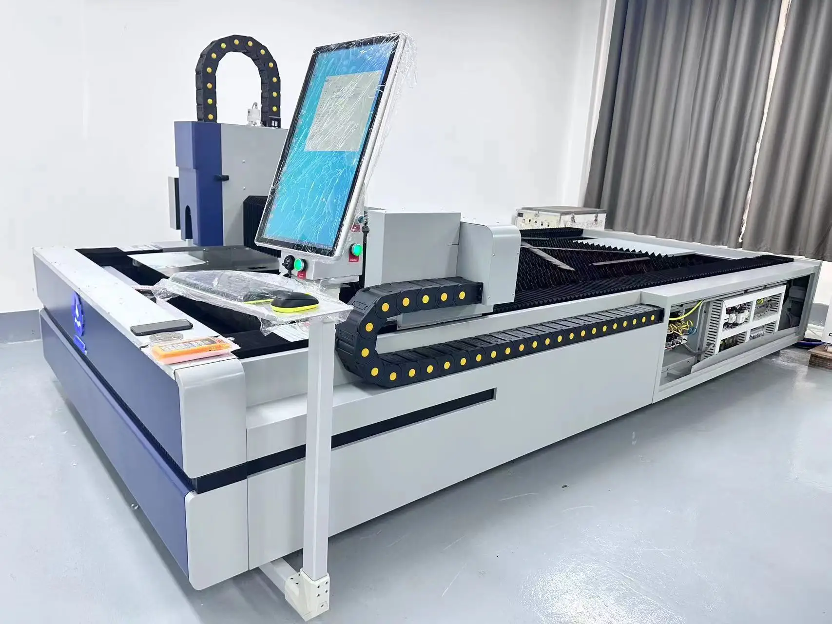 3015 3KW  Max Raycus Laser Source Metal Fiber Laser Cutting Machine