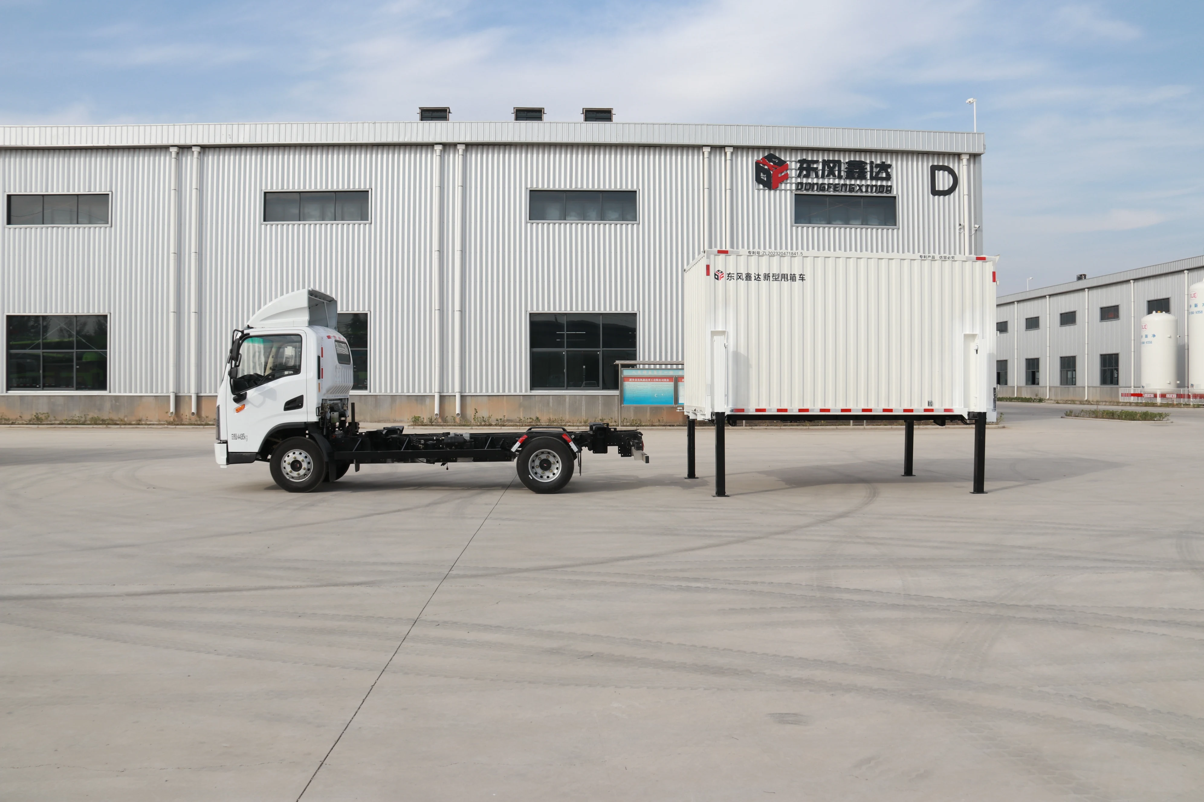 Isuzu Diesel 4*2 Medium Van Cargo Truck Swap-Bodie Vehicle Detachable Body Trucks