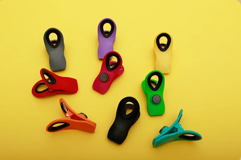 Plastic clip with magnet