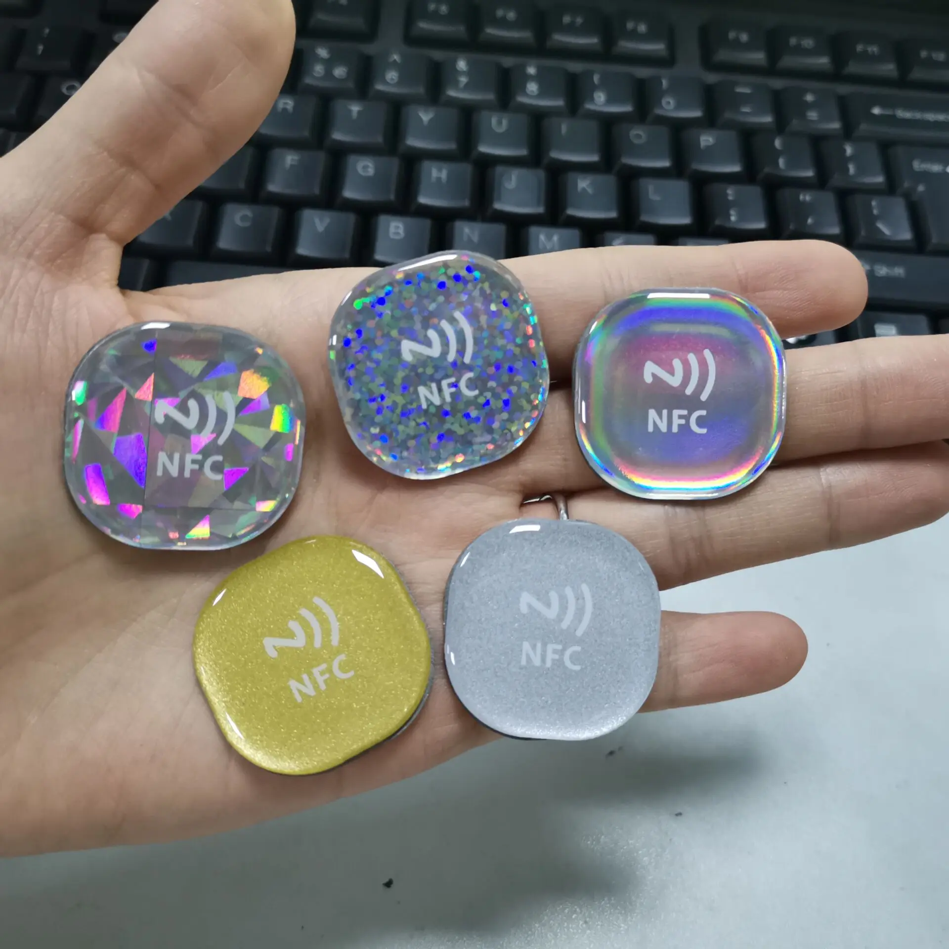 Заводская цена бесплатный образец яркие наклейки 13 56 МГц NTAG213 NFC водонепроницаемая эпоксидная этикетка клейкая NFC-метка для