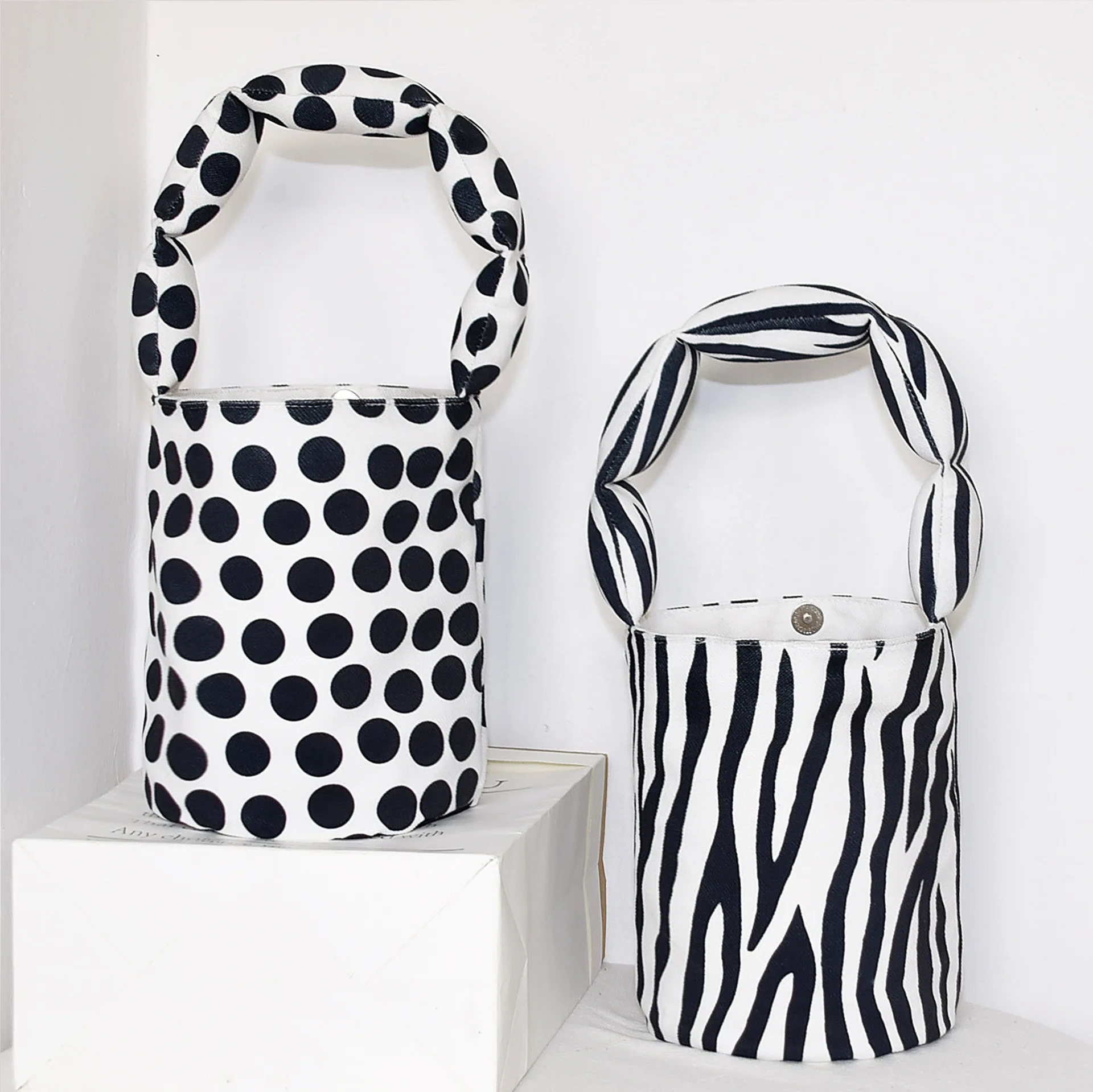 2022 New Handbag Canvas Small Cow Wave Dot Bucket Cute Girl Handbag Bento Bag