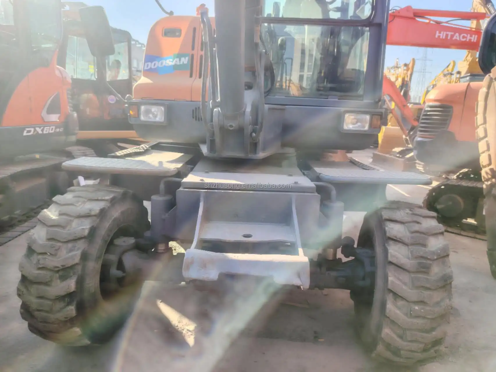 High quality used Doosan DX60 wheeled excavator in good condition, 6-ton mini 6t excavator factory direct sales
