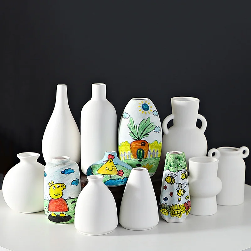 Декоративная белая ваза для цветов