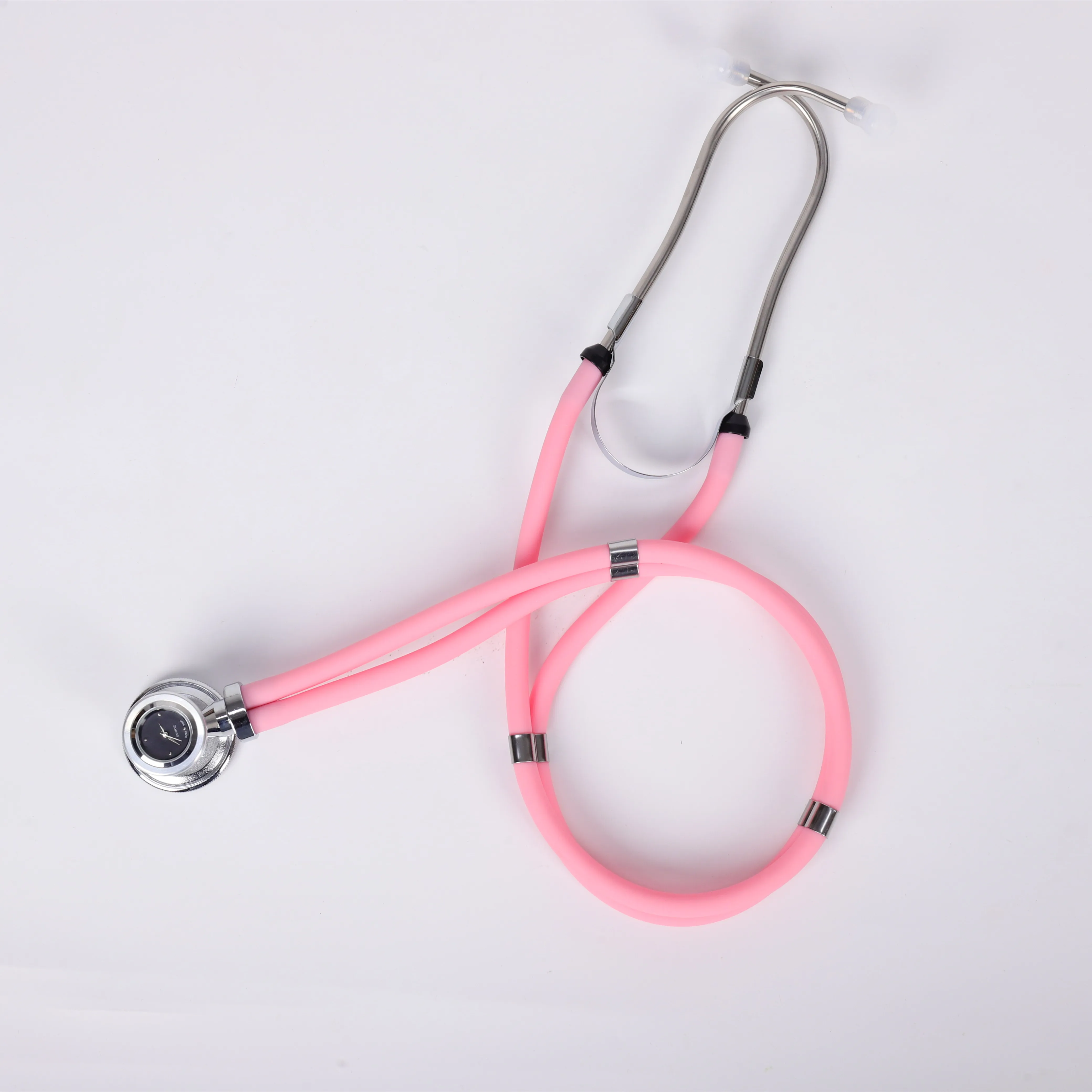 Профессиональные врачи больницы используют часовой двойной головной стетоскоп сердца