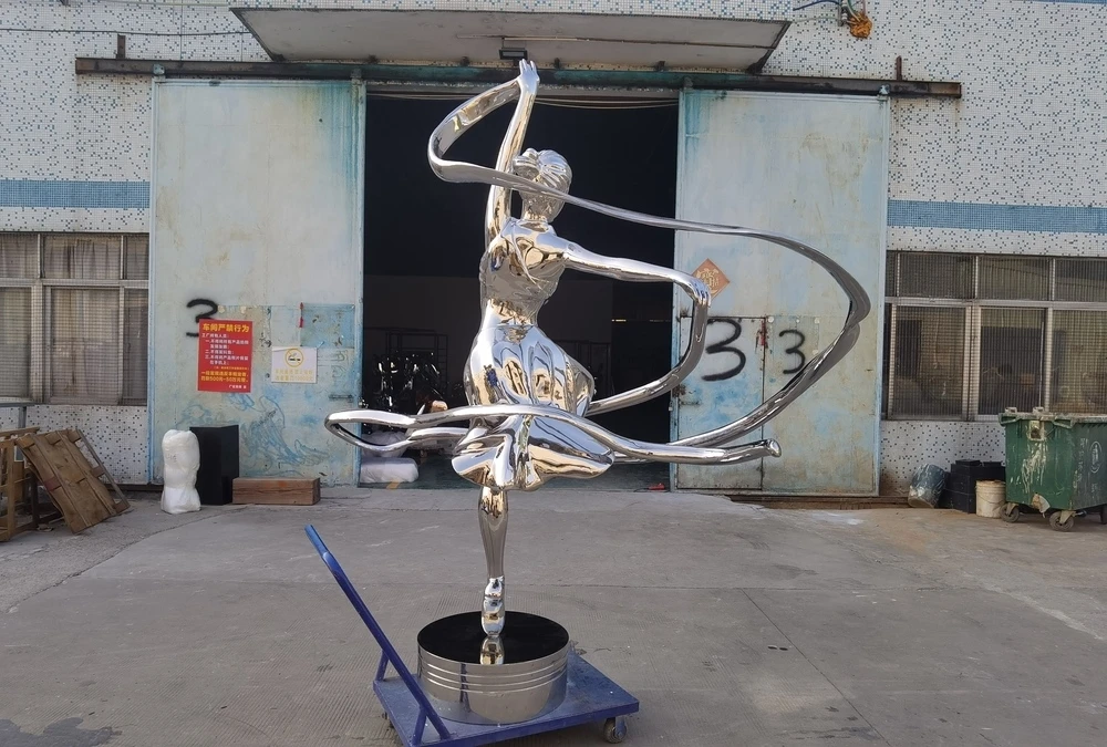Outdoor Decoration Hand Craft Hotel Lobby Decoration 304 Stainless Steel Custom Made Woman Statue Abstract Sculpture