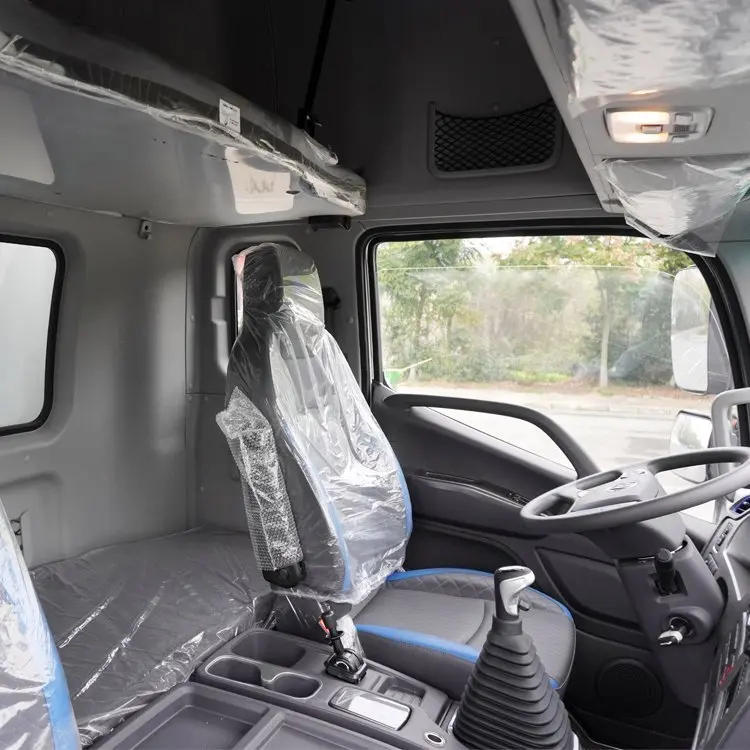 High roof double sleeper 6.6m cold chain truck 6-cylinder engine, 245 horsepower refrigerated car