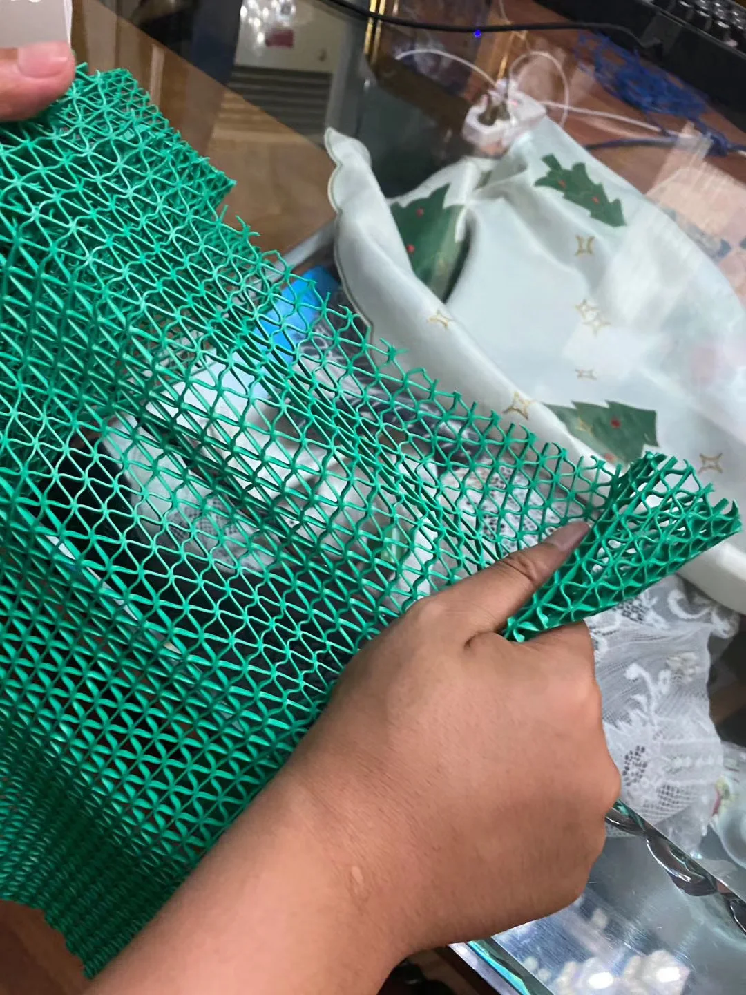 Китайский поставщик полые Напольные Резиновые противоскользящие сетчатые коврики из ПВХ