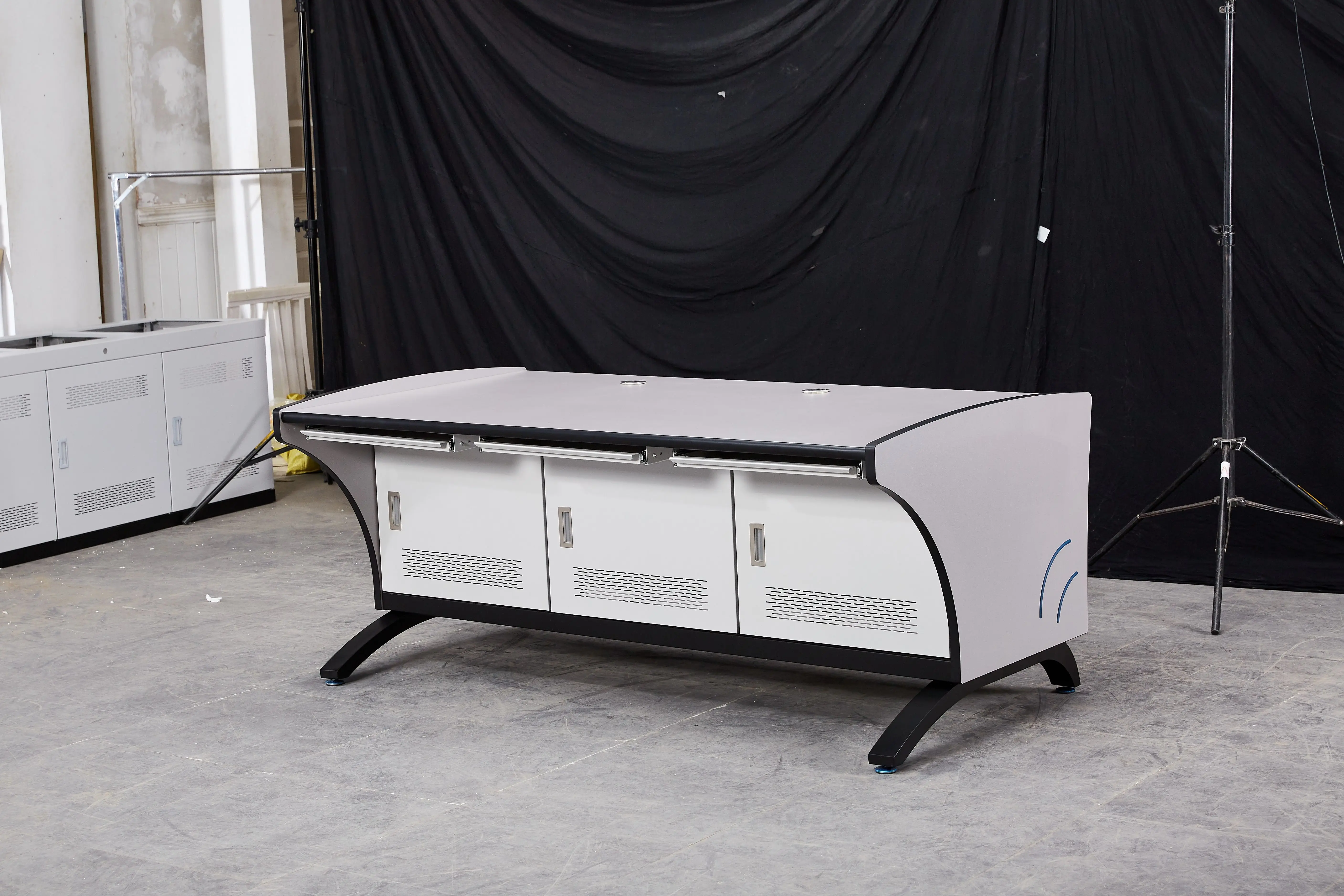 Three person high-quality monitoring operating table industrial wood steel control room console