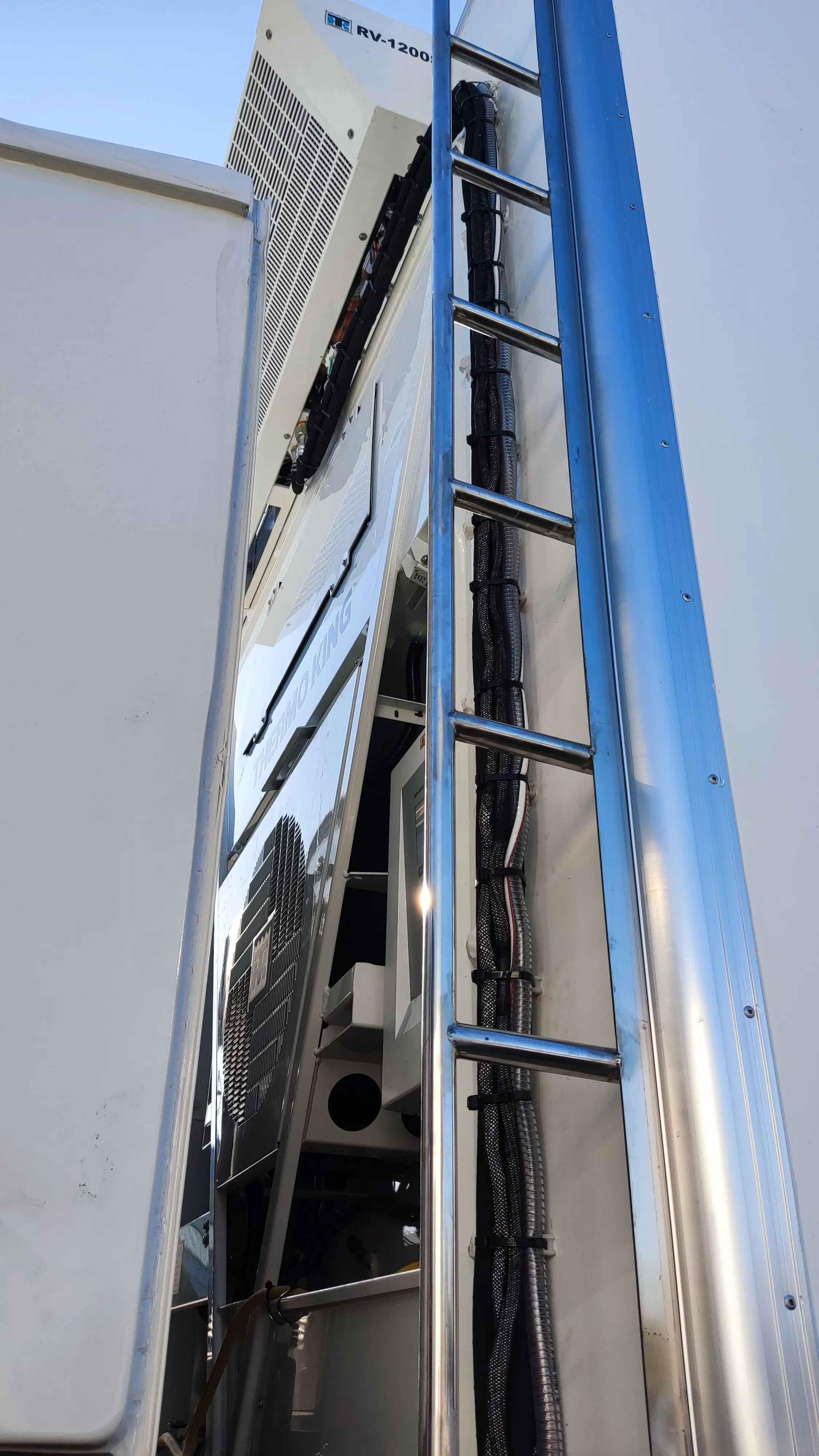 HOWO High Quality 6*4 Meat Refrigerated Freezer Truck Brand New Cold Room Van Truck
