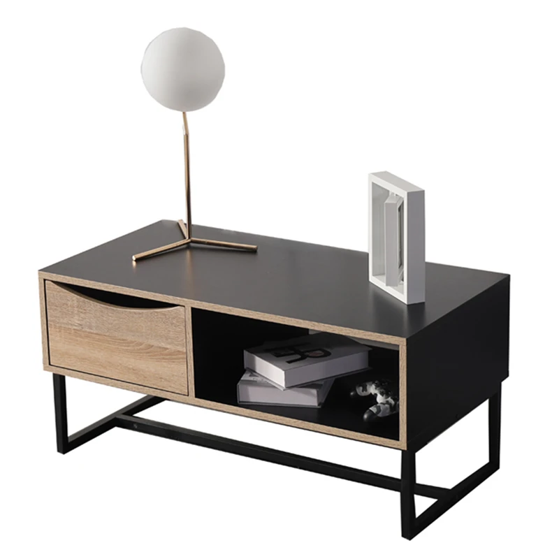 Маленький деревянный металлический кофейный столик с диваном для продажи в гостиной