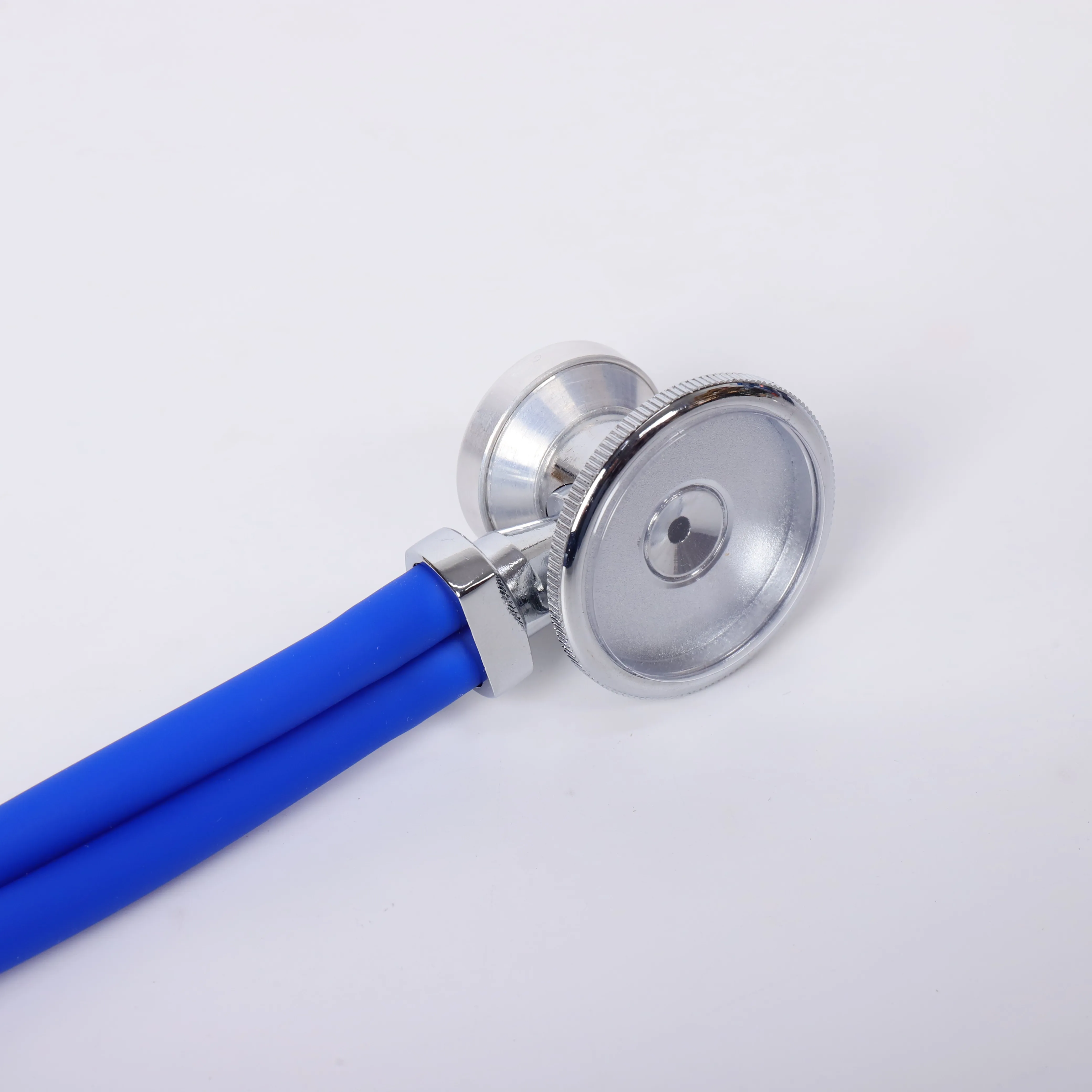 Профессиональные врачи больницы используют часовой двойной головной стетоскоп сердца