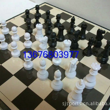 Folding magnetic chess set