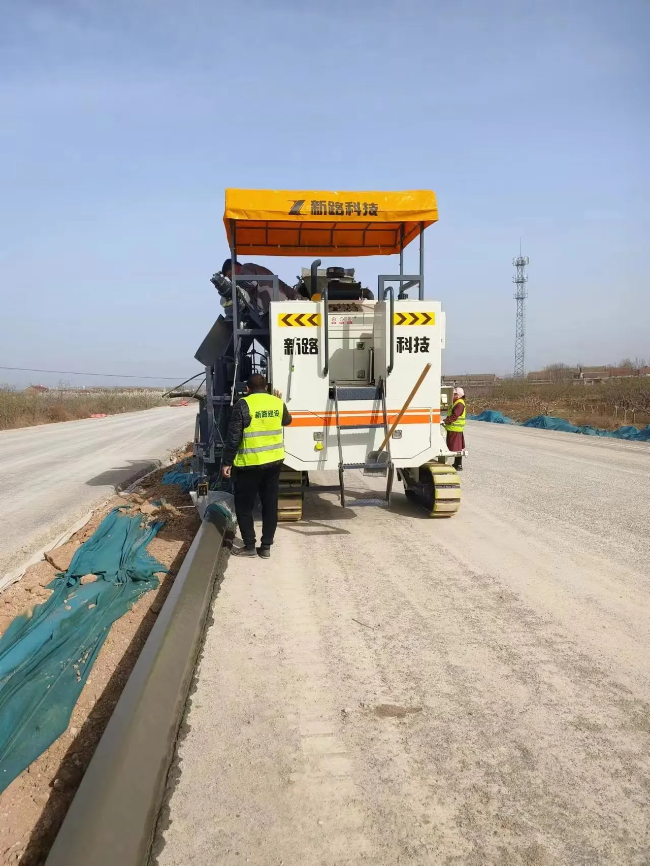 NC1600 Concrete Curb & Gutter Machine slip form paver Concrete Paving With 3D Stringless Guidance