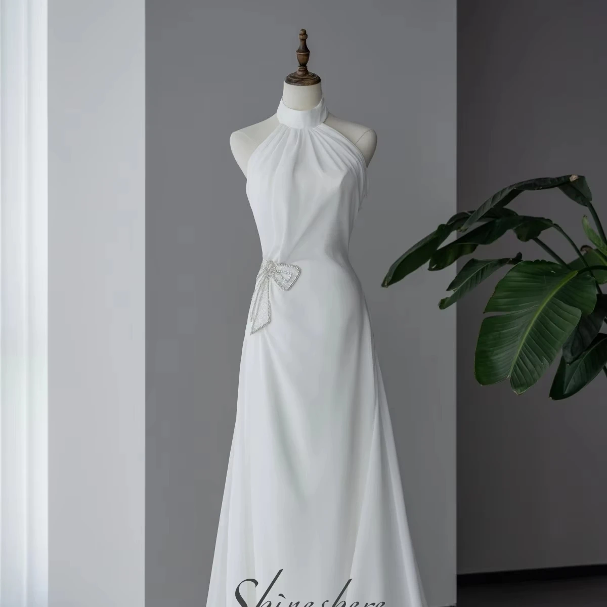 Платье свадебное атласное цвета слоновой кости