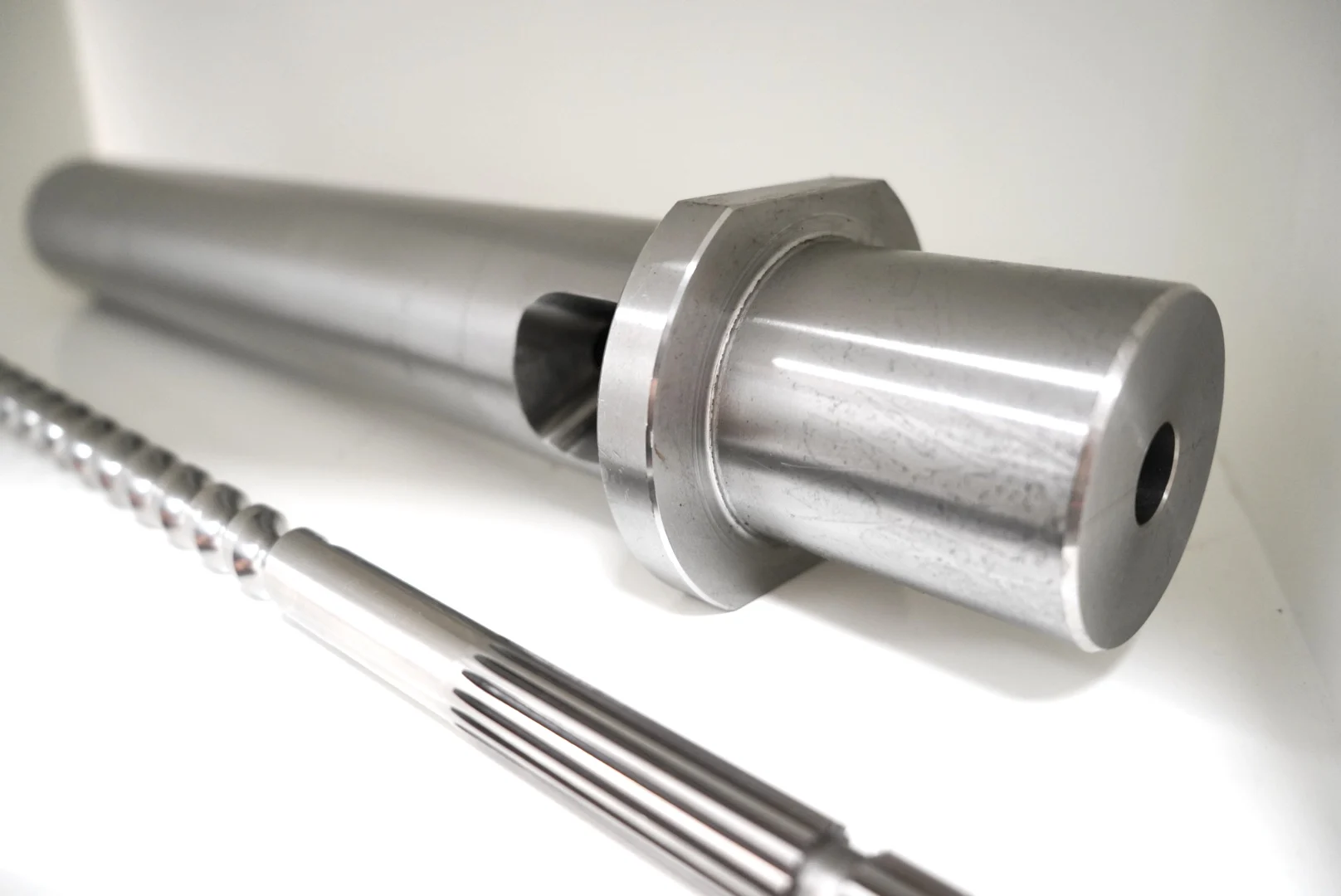 38CrMoAlA Alloy Structural Steel Injection Molding Bimetallic Screw And Barrel For Plastic Extruder Machine