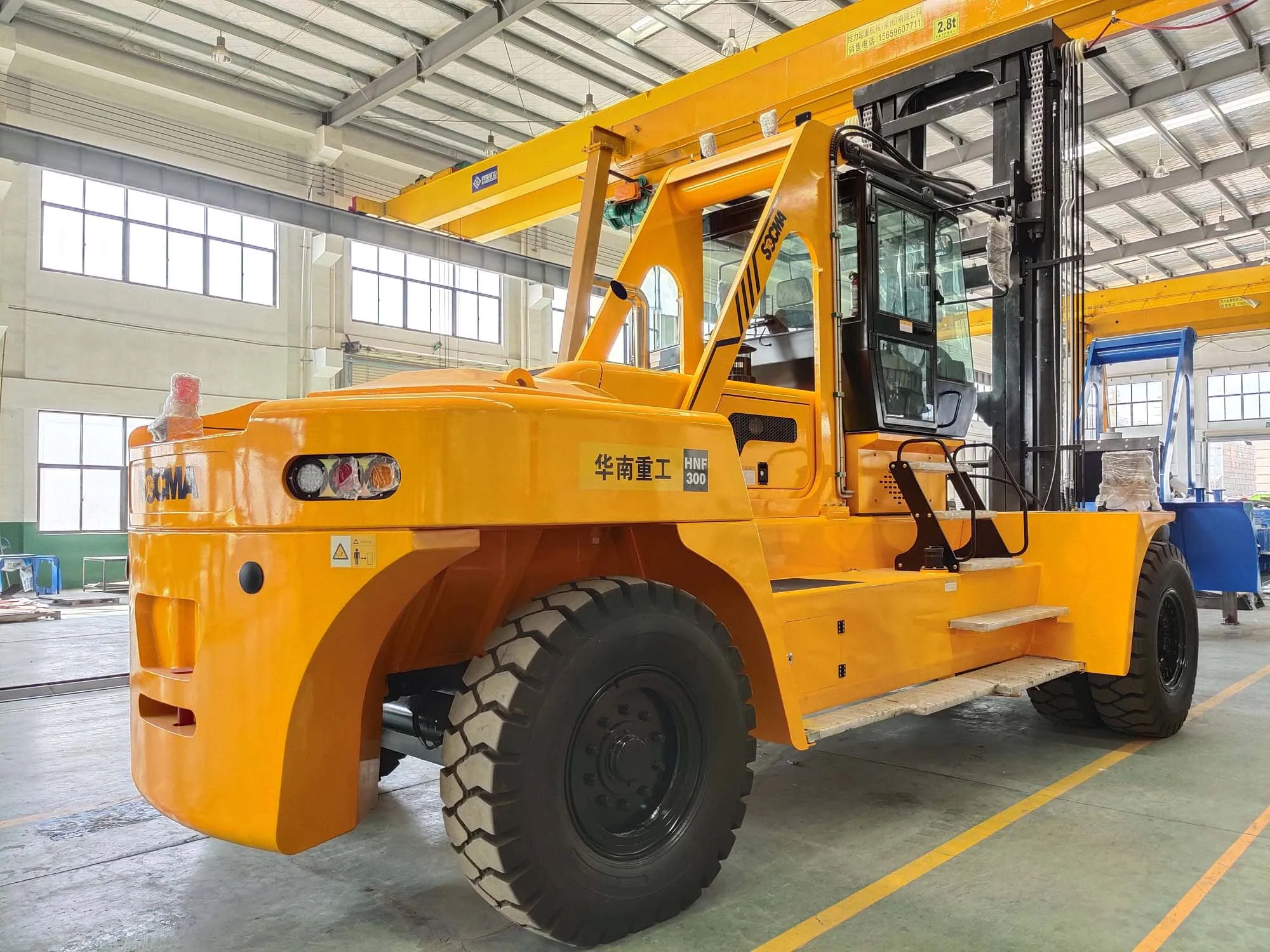 HNF-300 SOCMA 30t forklift transporting concrete plates