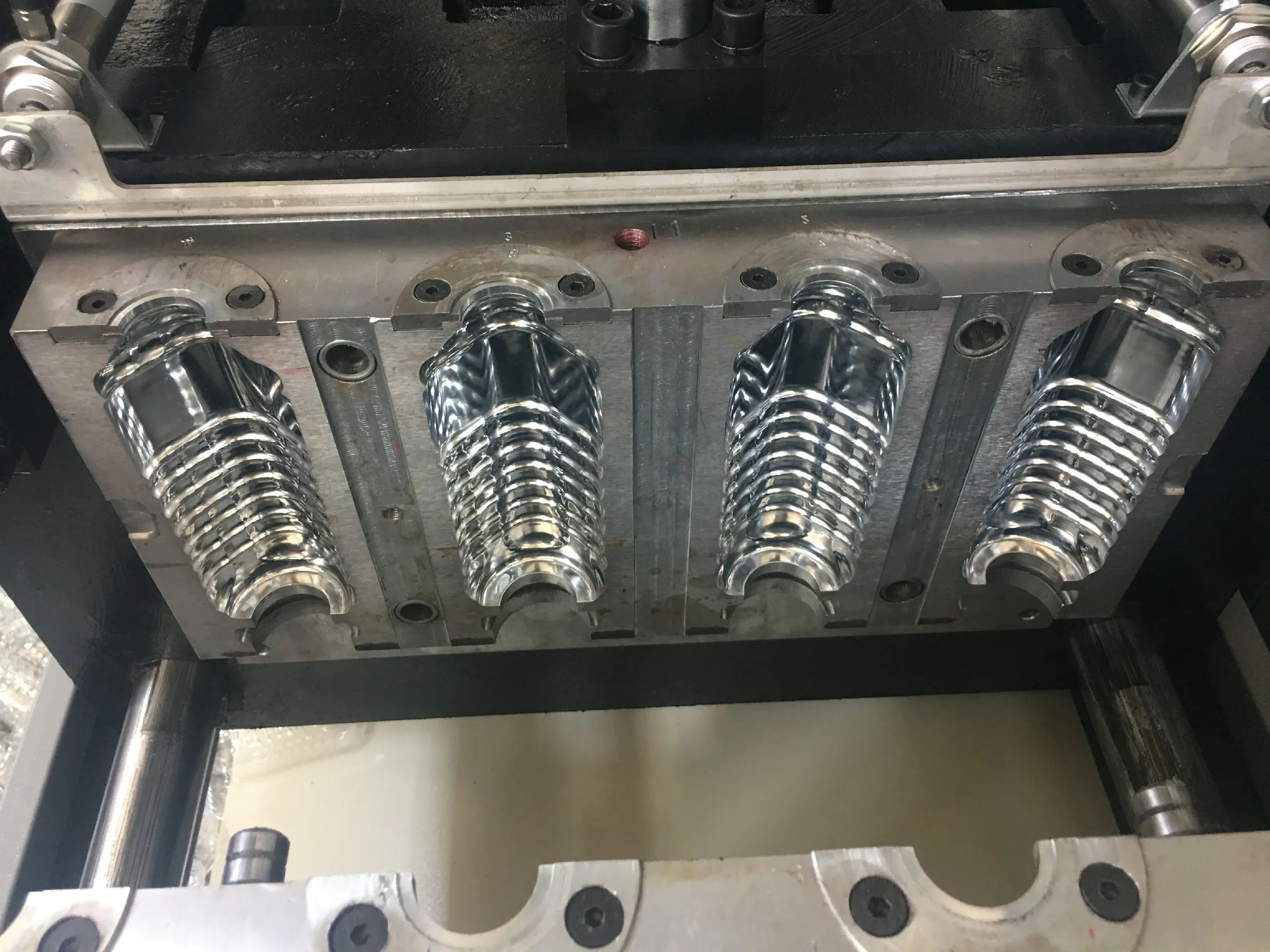 4cavity semi automatic PET bottle blowing machine price with preform autoloader